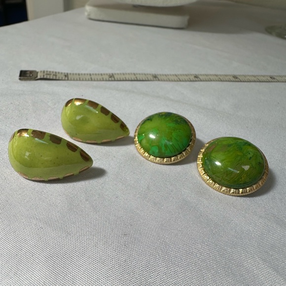Two pair of vintage green earrings - Picture 1 of 6
